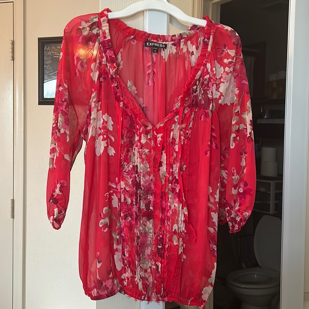 Light weight pink/red express floral top
